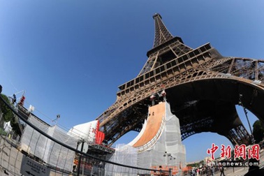 Cú nhảy thót tim từ tháp Eiffel