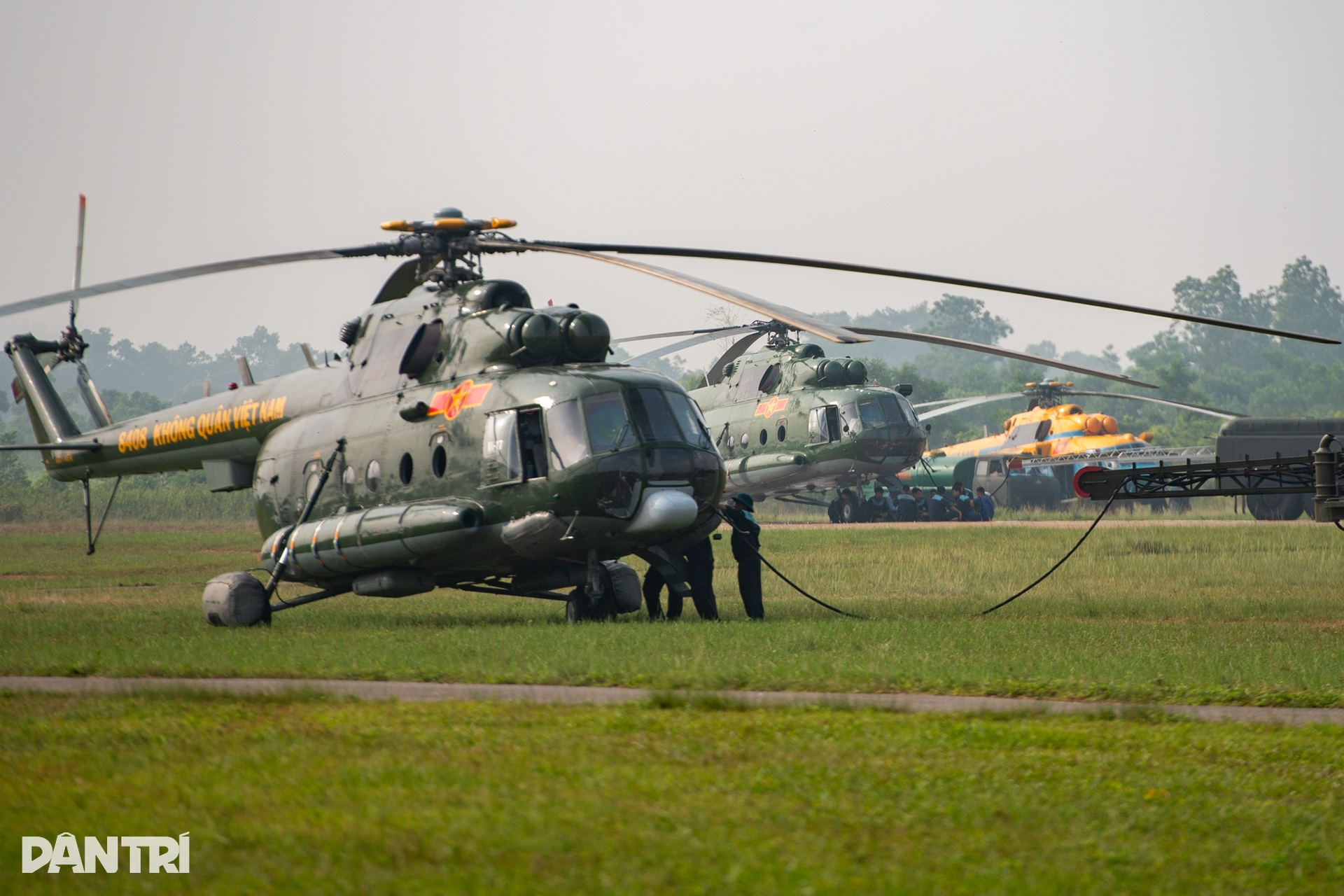 Sẵn sàng đội hình 10 trực thăng bay kéo cờ mừng Quốc khánh 2/9 - 5 Sẵn sàng đội hình 10 trực thăng bay kéo cờ mừng Quốc khánh 2/9 - 5
