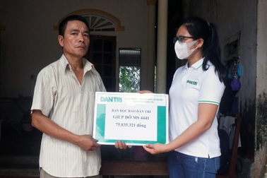 Trao hơn 75 triệu đồng đến người đàn ông góa vợ nuôi đàn con thơ