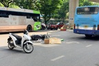 Ngã ra đường sau va chạm giao thông, cô gái bị ô tô buýt cán tử vong
