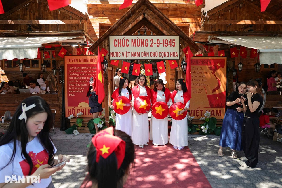 Cờ hoa phủ kín phố phường, Hà Nội rực sáng trong dịp lễ 2/9 - 9 Cờ hoa phủ kín phố phường, Hà Nội rực sáng trong dịp lễ 2/9 - 9