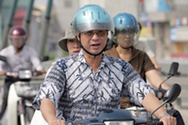 Rộn ràng mũ bảo hiểm xuống phố