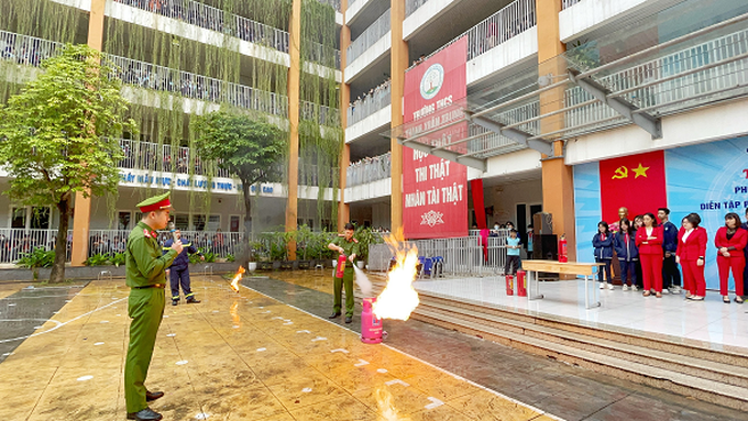 Tuyên truyền, khuyến cáo an toàn PCCC cho các em học sinh trường THCS Thanh Xuân Trung, Hà Nội.