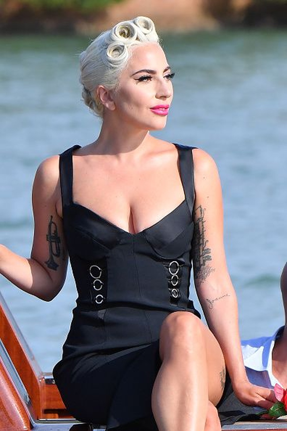 Những bộ cánh ấn tượng của Lady Gaga trong 5 năm qua - 8 Những bộ cánh ấn tượng của Lady Gaga trong 5 năm qua - 8