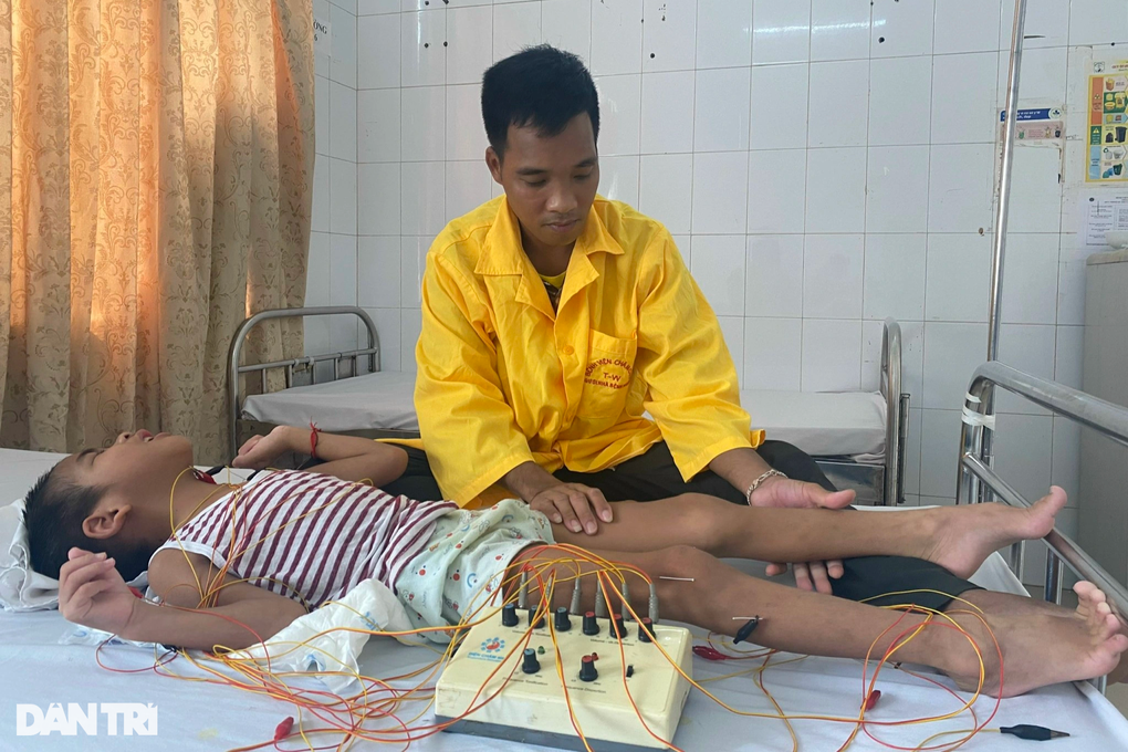 Hết tiền, người cha dân tộc Vân Kiều khóc nấc xin đưa con rời bệnh viện - 1 Hết tiền, người cha dân tộc Vân Kiều khóc nấc xin đưa con rời bệnh viện - 1