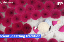 "Báo Tây" ấn tượng với cảnh nhộn nhịp của làng làm hương Việt ngày cận Tết