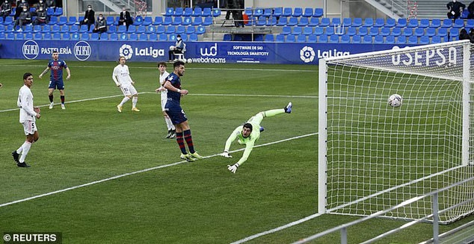 Varane lập cú đúp, Real Madrid ngược dòng thắng đội cuối bảng - 3 Varane lập cú đúp, Real Madrid ngược dòng thắng đội cuối bảng - 3