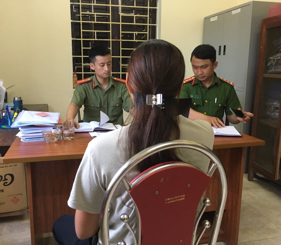 Bị công an mời lên làm việc vì phát tán video bạo lực học đường - 2 Bị công an mời lên làm việc vì phát tán video bạo lực học đường - 2
