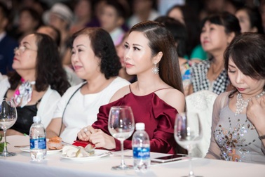 Hoa khôi Lan Phương hát trong đêm “Vu Lan nhớ mẹ”