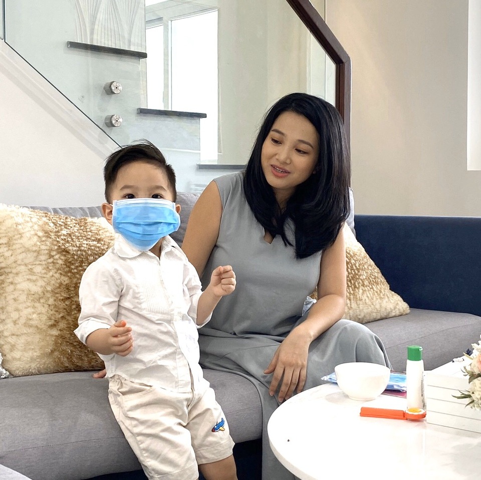 Quốc Cơ dạy con trai 4 tuổi giặt quần áo trong những ngày tránh dịch - 4 Quốc Cơ dạy con trai 4 tuổi giặt quần áo trong những ngày tránh dịch - 4