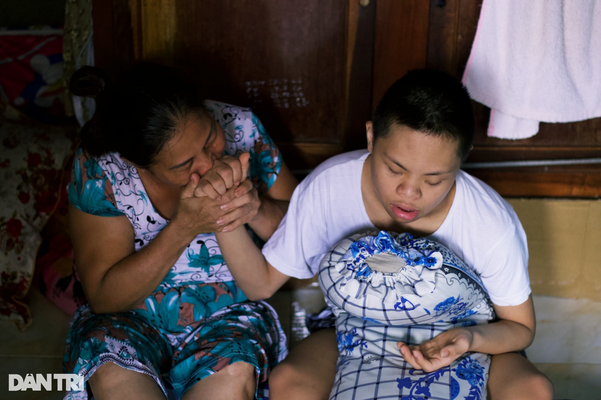 Người phụ nữ 8 năm ở nghĩa trang chăm con: Mong lúc mất được nghe tiếng mẹ! - 2 Người phụ nữ 8 năm ở nghĩa trang chăm con: Mong lúc mất được nghe tiếng mẹ! - 2
