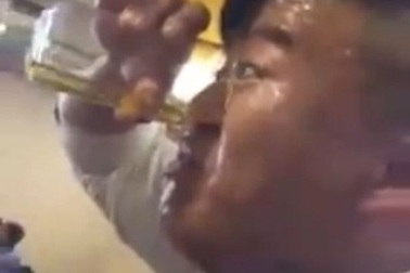 Người đàn ông kỳ lạ uống bia bằng mũi