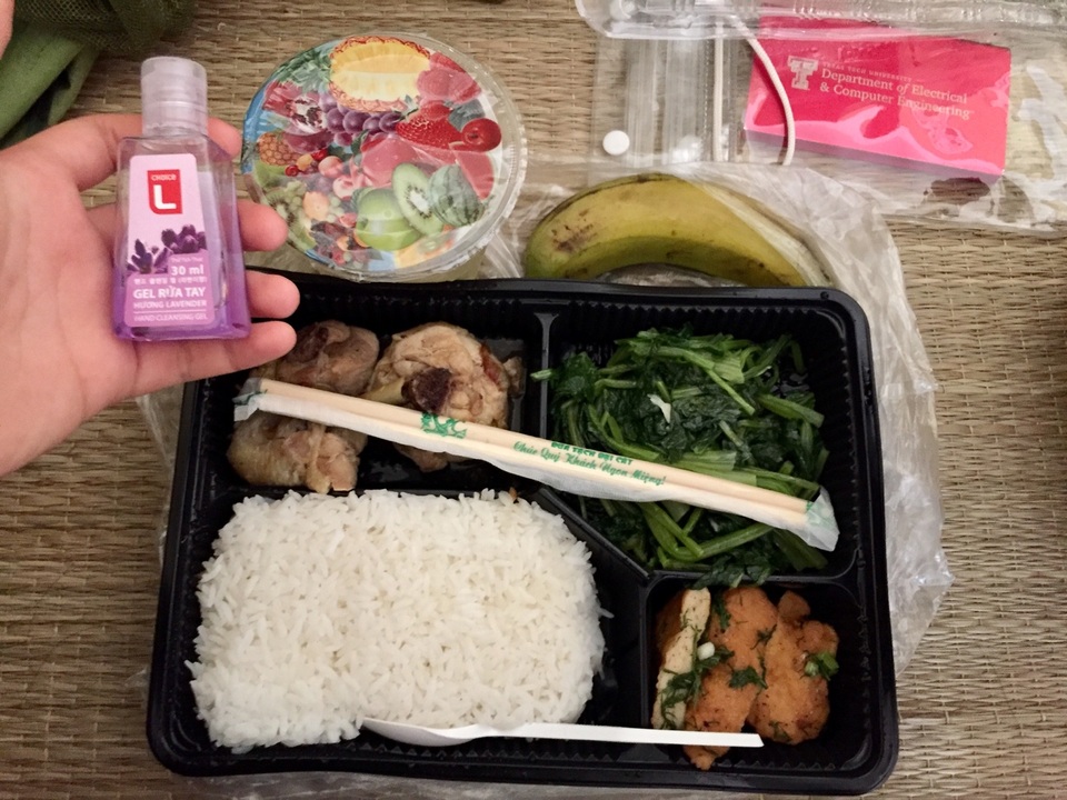 Cuốn sách bọc ruy băng đỏ, ấm lòng du học sinh về nước cách ly - 1 Cuốn sách bọc ruy băng đỏ, ấm lòng du học sinh về nước cách ly - 1