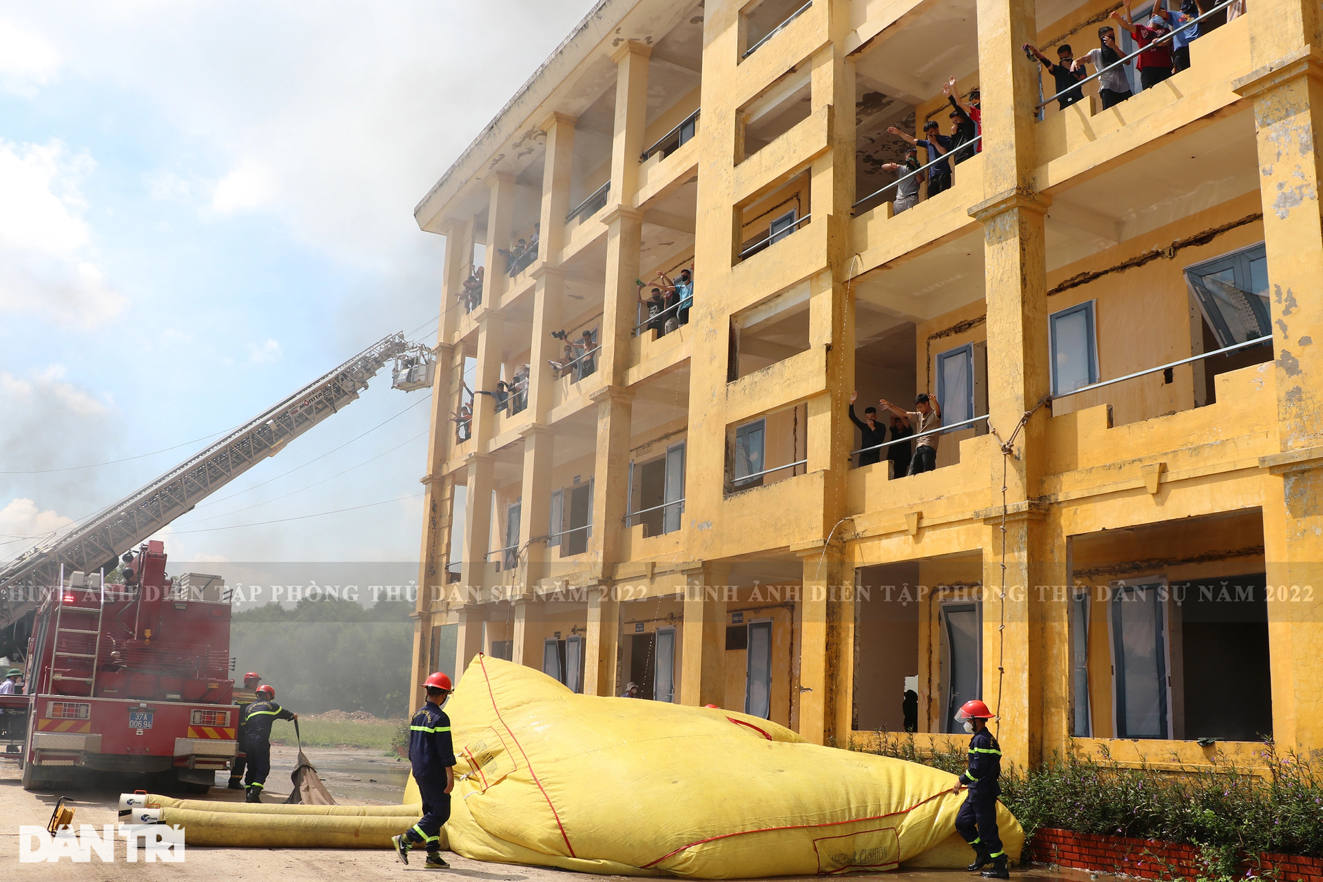 Giả định tình huống thảm họa cháy chung cư, hàng trăm người mắc kẹt - 9