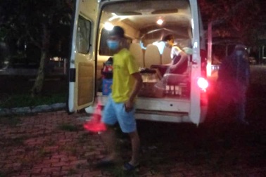 F0 cầm dao đe dọa bác sĩ, lao vào ôm nhân viên y tế