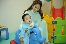 Quý tử nhà Khánh Thi - Phan Hiển đáng yêu như thiên thần