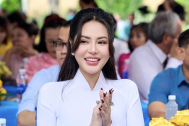 Hoa hậu Di Khả Hân xúc động về thăm trường cũ