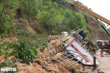 Xe chở dưa lật vào vách núi, ít nhất 4 người tử vong