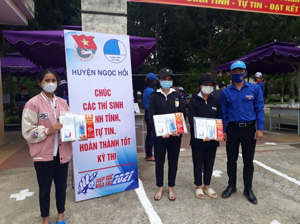Thiên Long gửi hơn 1.600 bộ dụng cụ học tập đến thí sinh trước kỳ thi tốt nghiệp THPT - 7 Thiên Long gửi hơn 1.600 bộ dụng cụ học tập đến thí sinh trước kỳ thi tốt nghiệp THPT - 7