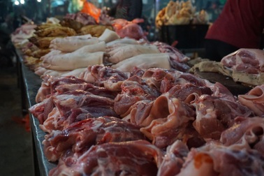 Nhập lợn sống về nước: Giá lợn hơi giảm mạnh, thịt ngoài chợ vẫn "neo" cao!