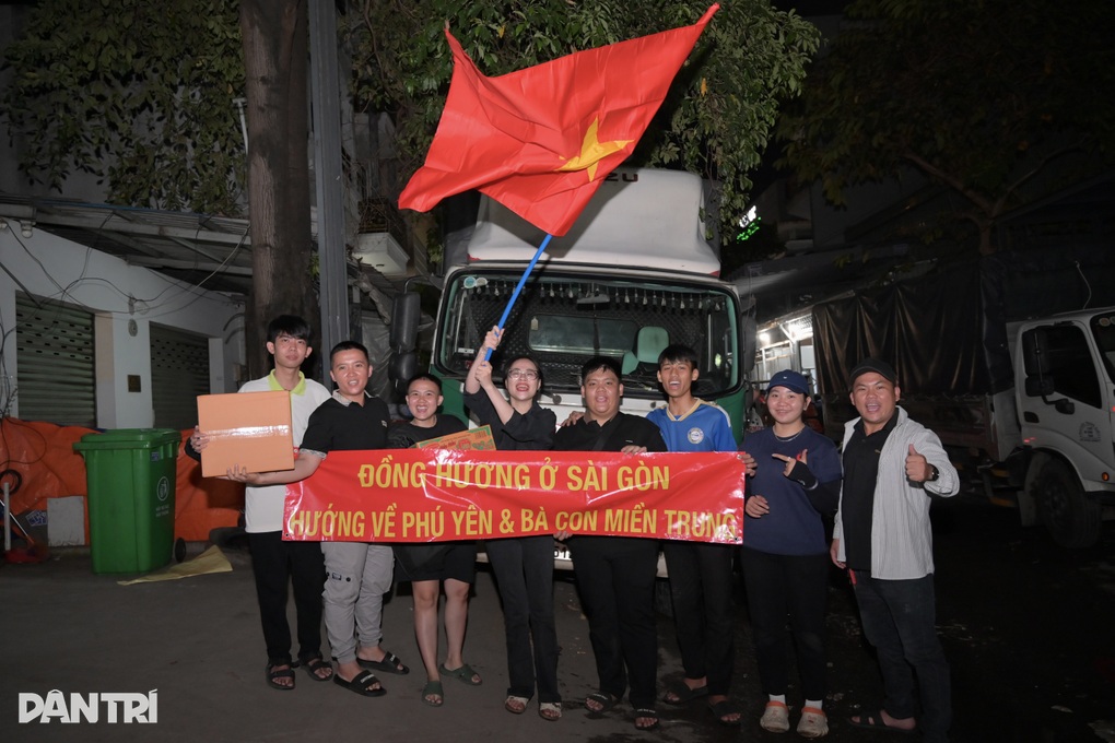 Xuyên đêm đưa hàng cứu trợ từ TPHCM ra vùng lũ miền Trung - 1 Xuyên đêm đưa hàng cứu trợ từ TPHCM ra vùng lũ miền Trung - 1