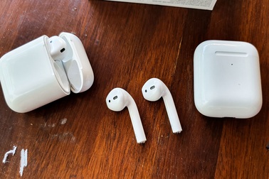 Đập hộp tai nghe AirPods thế hệ 2 giá 6,2 triệu đồng tại Việt Nam