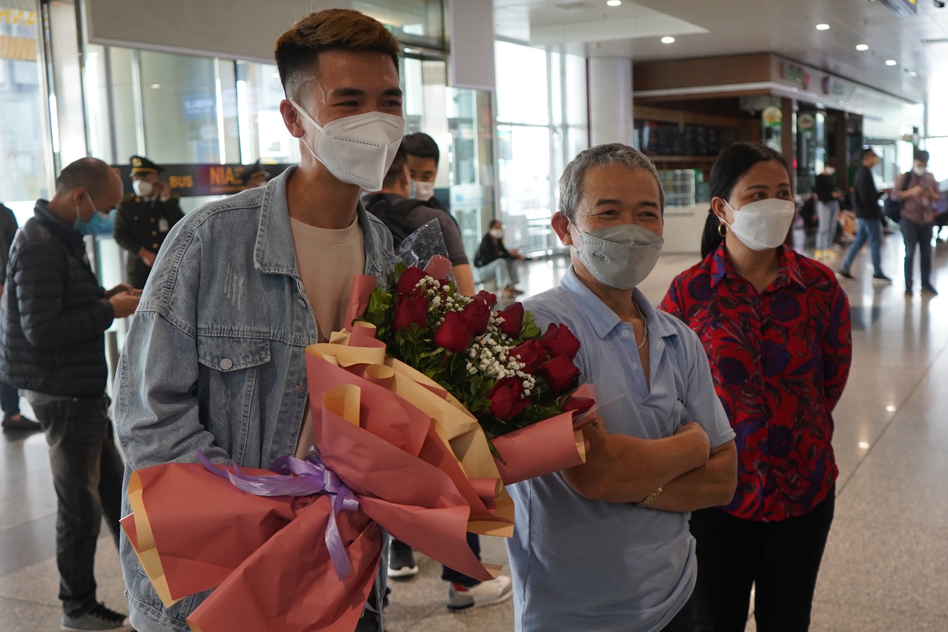 Gương mặt trẻ thơ, cái ôm tràn nước mắt trong chuyến bay giải cứu đầu tiên - 11 Gương mặt trẻ thơ, cái ôm tràn nước mắt trong chuyến bay giải cứu đầu tiên - 11