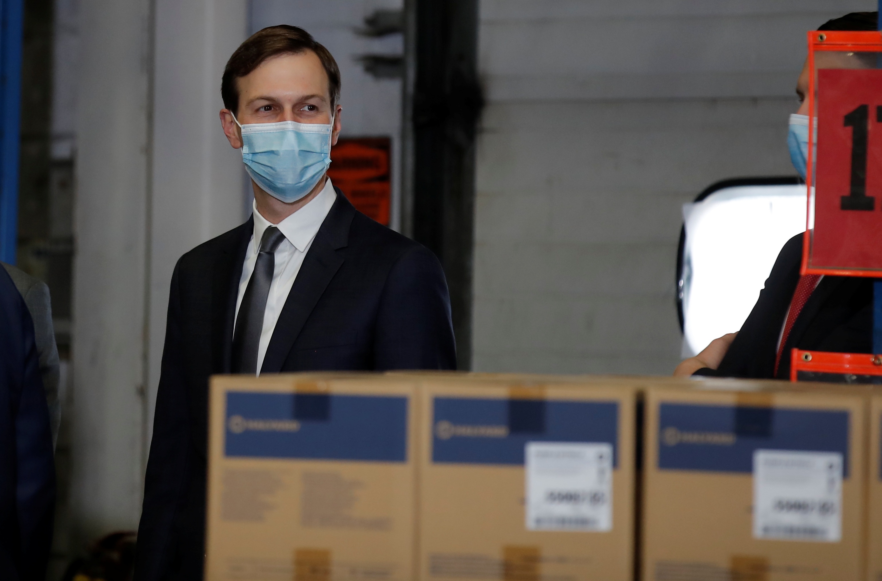 Ông Trump vẫn không đeo khẩu trang giữa nơi đông người - 4 Ông Trump vẫn không đeo khẩu trang giữa nơi đông người - 4