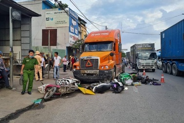 Container lao lề đường, hất tung loạt xe máy dừng chờ đèn đỏ