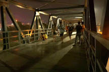 Hà Nội: Cả trăm người tháo chạy khỏi cầu đi bộ khi bị cảnh sát kiểm tra