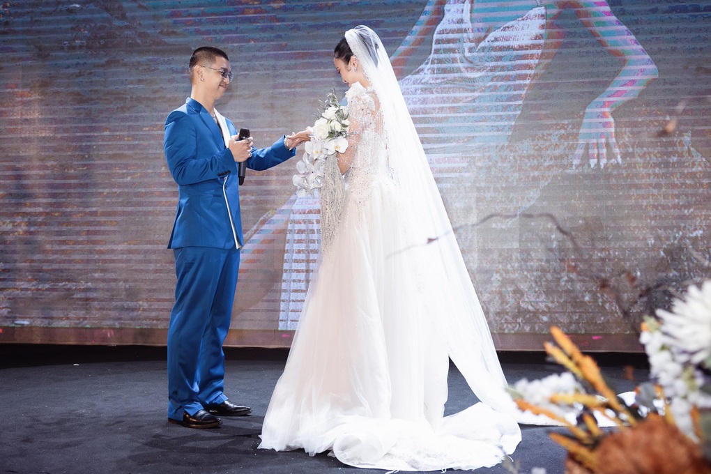 Cô dâu Vũ Ngọc Anh thay trang phục 3 lần trong đám cưới - 5 Cô dâu Vũ Ngọc Anh thay trang phục 3 lần trong đám cưới - 5