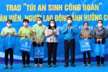 Sóc Trăng trao 6.000 "túi an sinh công đoàn" cho người lao động khó khăn