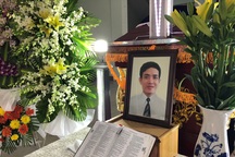 Dắt con đi chơi bị đâm chết: Nạn nhân đã bị đánh hội đồng?