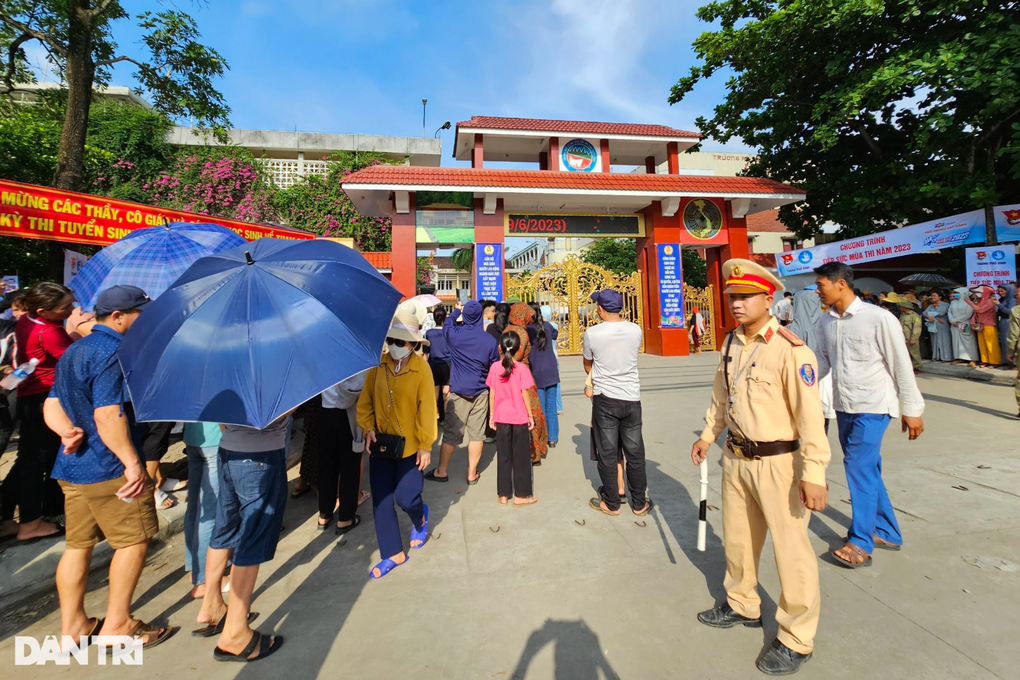 Nghệ An: Đề thi tiếng Anh vào lớp 10 thí sinh than khó, chỉ đạt điểm 5 - 5 Nghệ An: Đề thi tiếng Anh vào lớp 10 thí sinh than khó, chỉ đạt điểm 5 - 5