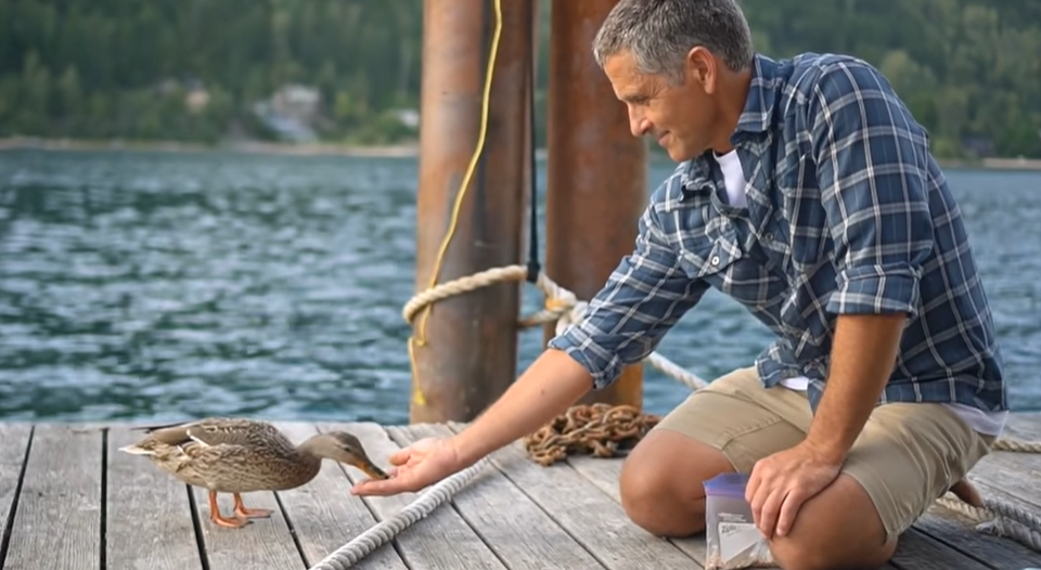 Bố đơn thân xây biệt thự nổi, trồng hoa tuyệt đẹp trên hồ sống cùng hai con - 4