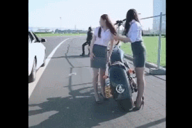 Clip “chân dài dạy cho kẻ xả rác bừa bãi một bài học” gây sốt tuần qua