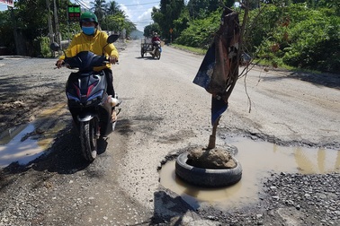 Phát khiếp với những tuyến đường nát bét, “ổ voi” chằng chịt