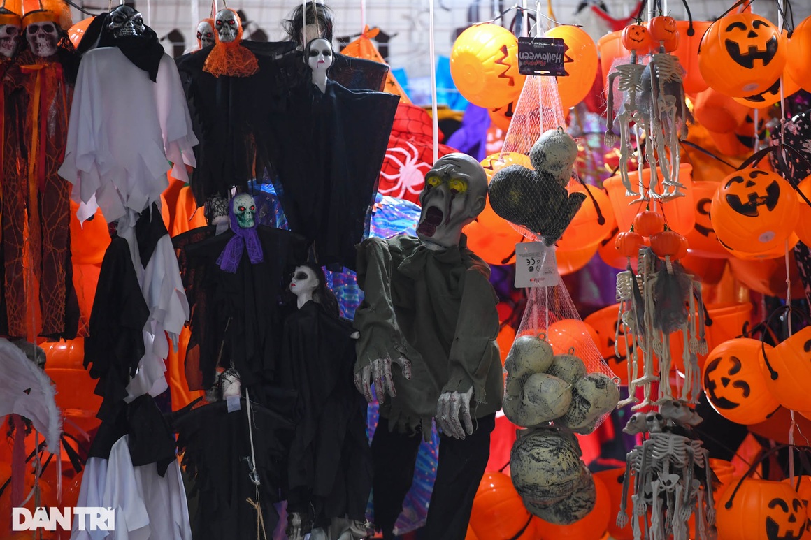 Phố đồ chơi Hàng Mã ảm đạm, vắng khách trong ngày cận kề dịp lễ Halloween - 12 Phố đồ chơi Hàng Mã ảm đạm, vắng khách trong ngày cận kề dịp lễ Halloween - 12