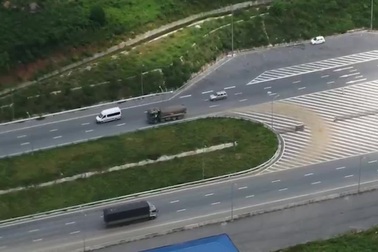Xe tải chở đất "xé rào" đi vào cao tốc Mai Sơn - Quốc lộ 45