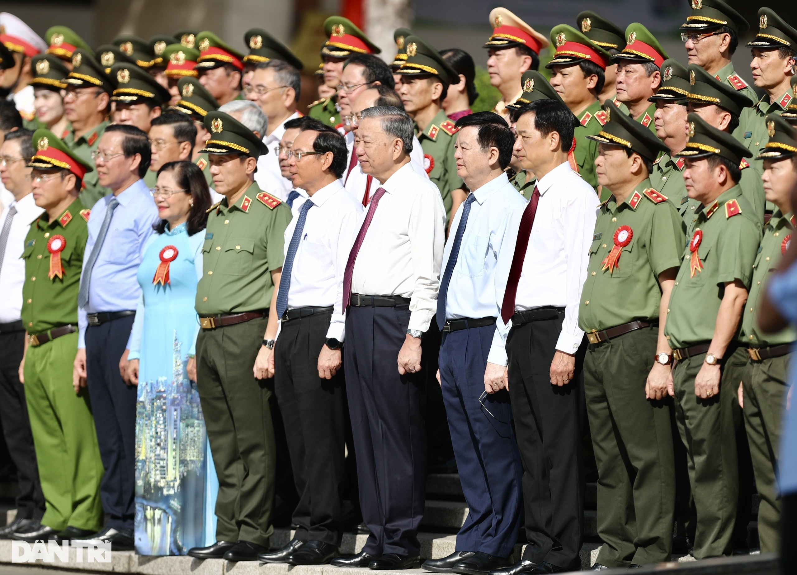 View - Công an TPHCM nhận danh hiệu Anh hùng lực lượng vũ trang Nhân dân | Báo Dân trí