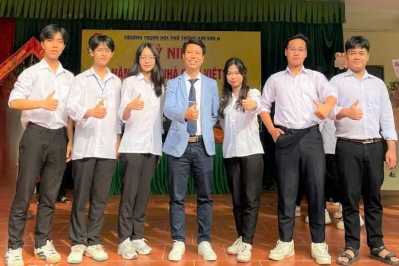 Bộ 3 thầy cô trường làng “mát tay” với thủ khoa - 5 Bộ 3 thầy cô trường làng “mát tay” với thủ khoa - 5