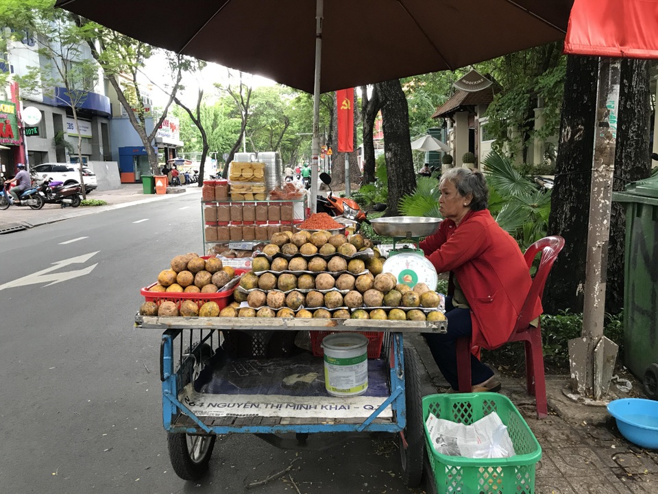 Dậy từ 4h sáng, bà cụ 64 tuổi bán cóc dạo bỏ túi 30-40 triệu đồng/tháng - 1 Dậy từ 4h sáng, bà cụ 64 tuổi bán cóc dạo bỏ túi 30-40 triệu đồng/tháng - 1