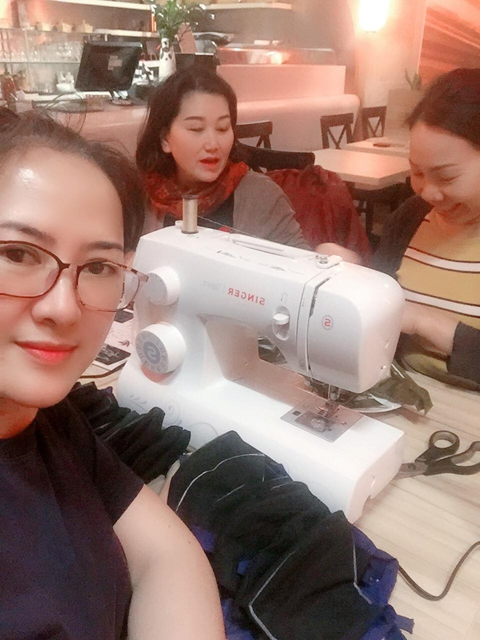 Người Việt tại Séc may khẩu trang phát tặng chống dịch Covid-19 - 5 Người Việt tại Séc may khẩu trang phát tặng chống dịch Covid-19 - 5