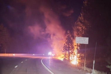 Cháy xe đầu kéo Tesla, mất 14-15 tiếng và gần 190.000 lít nước để đập lửa