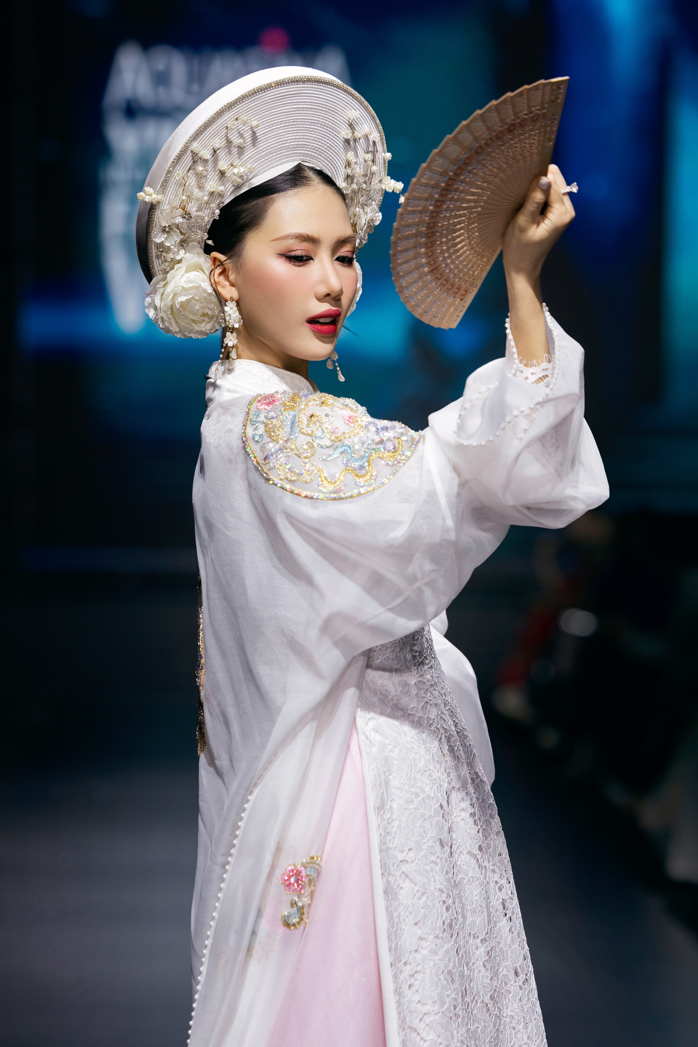Hoa hậu Bùi Quỳnh Hoa càn quét sàn diễn thời trang - 1