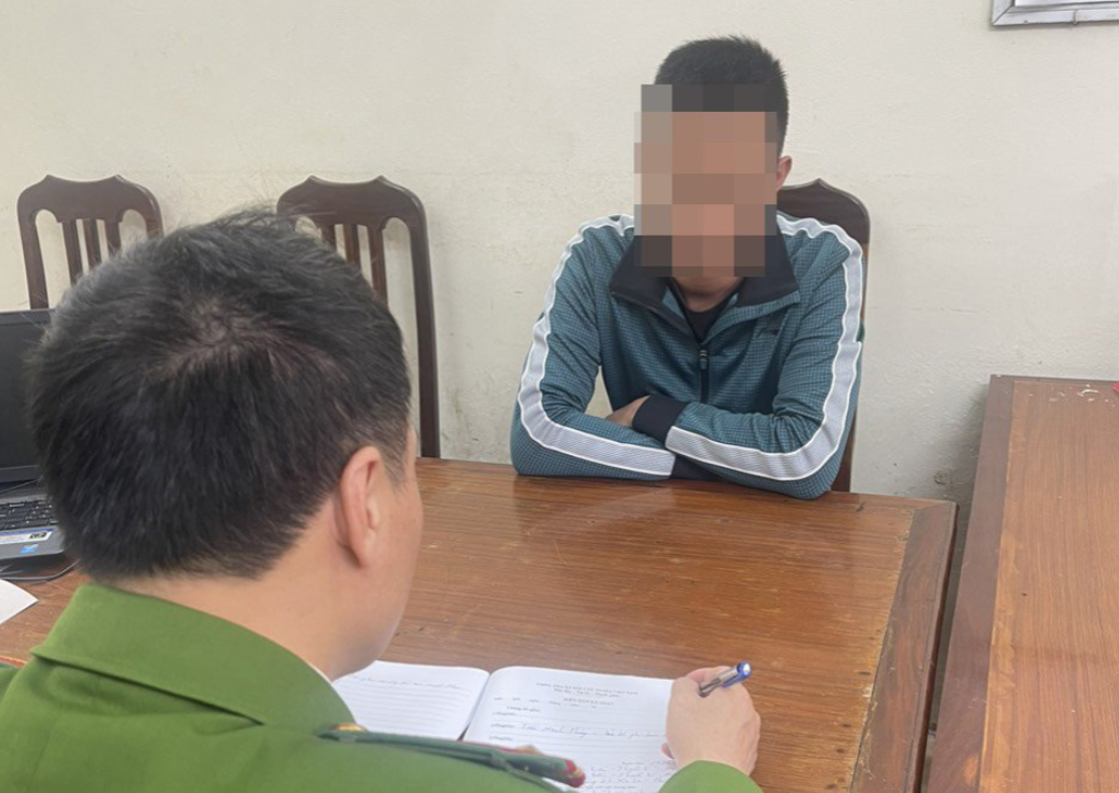 Triệu tập tài xế ô tô đấm túi bụi nhân viên giao hàng ở Hà Nội - 1 Triệu tập tài xế ô tô đấm túi bụi nhân viên giao hàng ở Hà Nội - 1