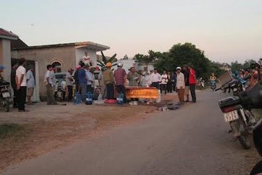 Xe tải kéo lê xe đạp, một người thiệt mạng