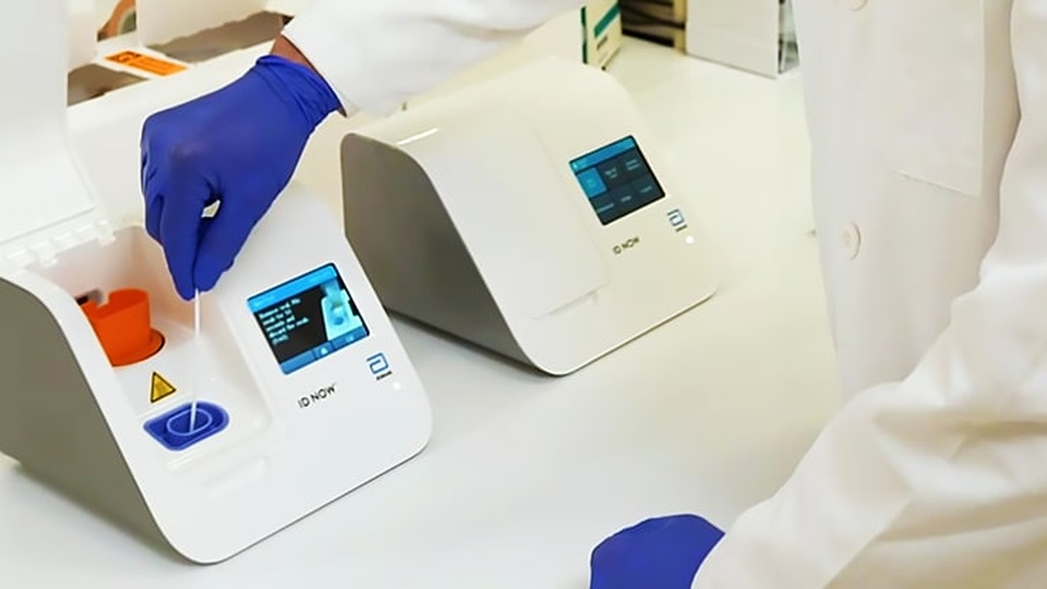 Mỹ cấp phép lưu hành xét nghiệm chẩn đoán virus corona trong vòng 5 phút - 1 Mỹ cấp phép lưu hành xét nghiệm chẩn đoán virus corona trong vòng 5 phút - 1