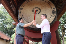 Thủ tướng Luxembourg ngưỡng mộ nền văn hiến Việt Nam khi thăm Văn Miếu