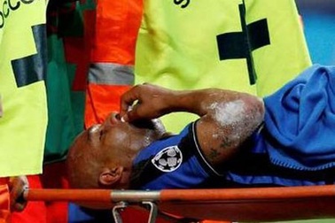 Maicon bị gãy răng cửa vì đòn bả vai của Messi